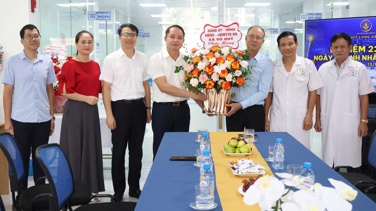 Đoàn đại biểu Đảng ủy, HĐND, UBND, UBMTTQ xã Vũ Quý tặng hoa chúc mừng ông Phạm Văn Cần - Chủ tịch HĐQT và ban lãnh đạo Thủy Long Group.