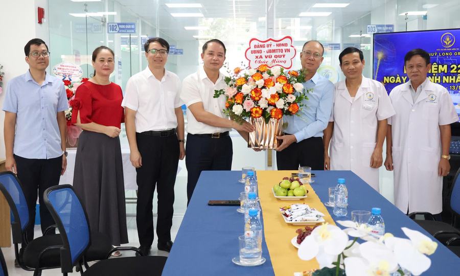 Lãnh đạo xã Vũ Quý chúc mừng Thủy Long Group nhân Ngày Doanh nhân Việt Nam 13/10